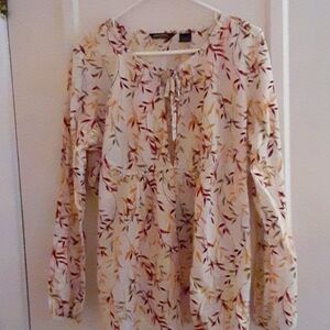 Eddie Bauer lightweight top. Perfect for any season.